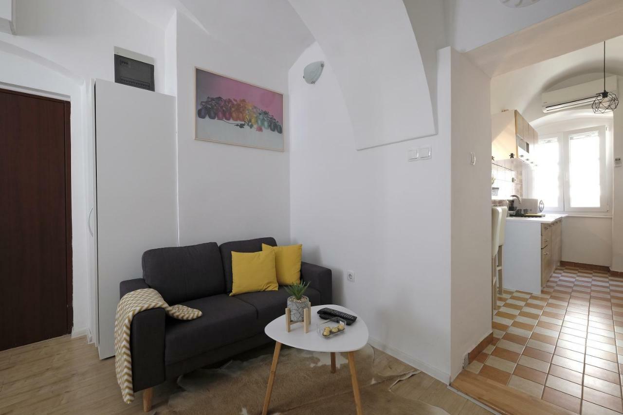 Stone Gate Apartment Zagreb Bagian luar foto